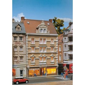 Faller 130448 Stadshus med ett försäkringskontor "Allianz" och en te och kryddbutik "Tee & Gewürze"