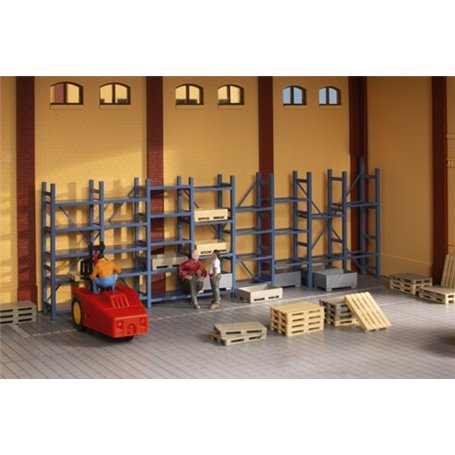 Auhagen 41660 Heavy-duty shelving and pallets