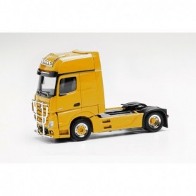 Herpa 311533-004 Mercedes-Benz Actros Gigaspace 18 rigid tractor with light bar and crash protection, traffic yellow
