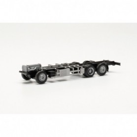 Herpa 085519 Iveco S-Way LNG 7,82m chassis with underground cooling unit (2 pieces)