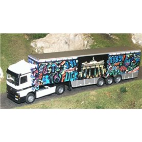 Albedo 250003 MB Actros med skåptrailer "10 Jahre MB Actros 1989" med grafitti på trailern/hytten